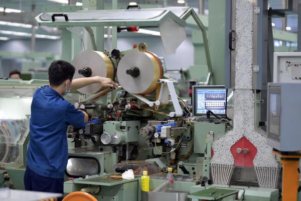 研究生畢業，入職菸草公司被分配到捲包車間，每天與機器為伴