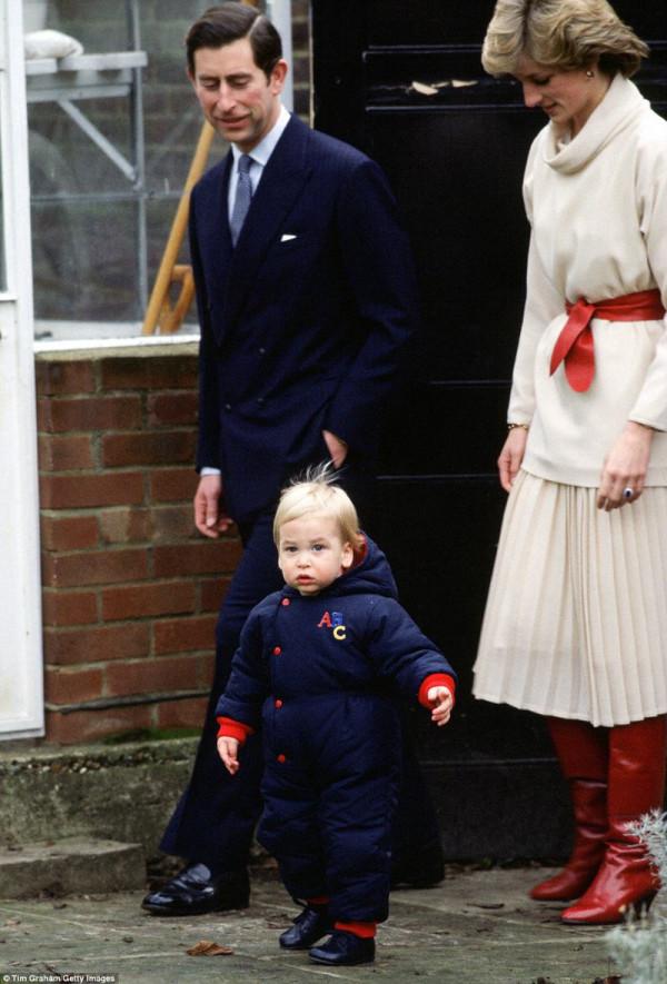 威廉王子小時候也好可愛，在陽臺上一點也閒不住，比喬治還會玩