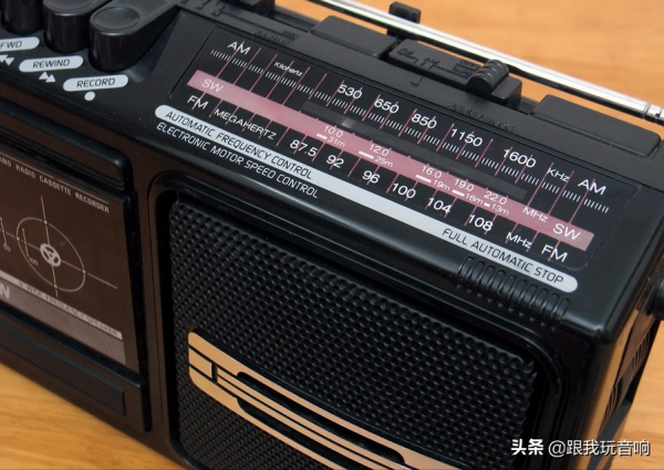 80年代北京無線電廠推出的 牡丹 MB241S 單卡三波段行動式老式收錄機 80年代北京無線電廠推出的 牡丹 MB241S 單卡三波段行動式老式收錄機