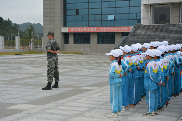 少先學子進軍營，從小“種”下強軍夢