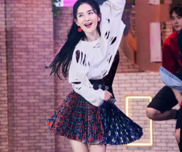 謝娜高調官宣二胎小名，產後身材苗條顏值回春，一家五口太幸福