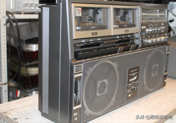 夏普 Sharp GF-818SB 是一款80年代推出的雙卡帶立體聲行動式收錄機 夏普 Sharp GF-818SB 是一款80年代推出的雙卡帶立體聲行動式收錄機