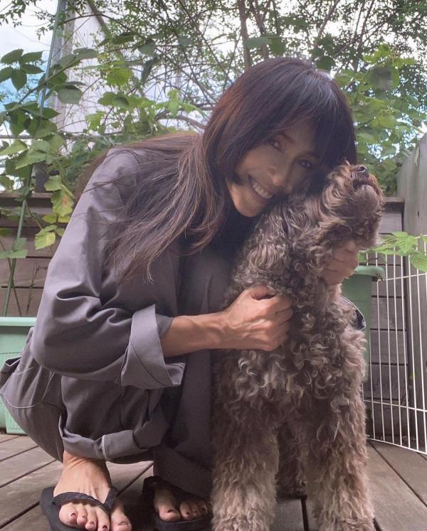 工藤靜香久違直播,51歲自信不施脂粉瘦脫相,錄音棚清唱功底紮實 工藤靜香久違直播,51歲自信不施脂粉瘦脫相,錄音棚清唱功底紮實