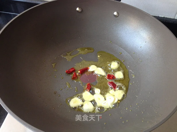 這幾道乾煸菜，焦香四溢，麻辣過癮，下酒又下飯