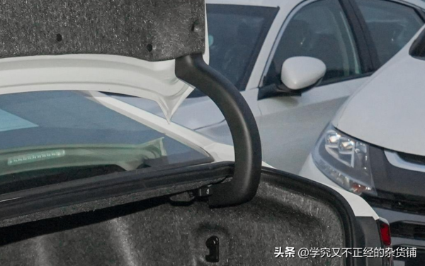 中美雅閣混動對比:國產貴10%全花在面子上了? 中美雅閣混動對比:國產貴10%全花在面子上了?