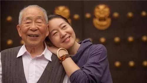 湖北夫婦撿到棄嬰供成博士，25年後親生父母來認親，掏出50萬補償