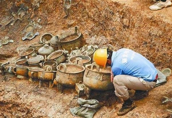 河北鹿泉發現西漢大墓,磚窯廠遭軍隊封鎖,因工人哄搶7000件國寶 河北鹿泉發現西漢大墓,磚窯廠遭軍隊封鎖,因工人哄搶7000件國寶