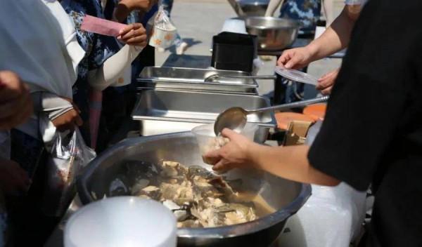 6口大鍋做魚，學生免費吃10天！釣友：不羨慕，就想釣魚