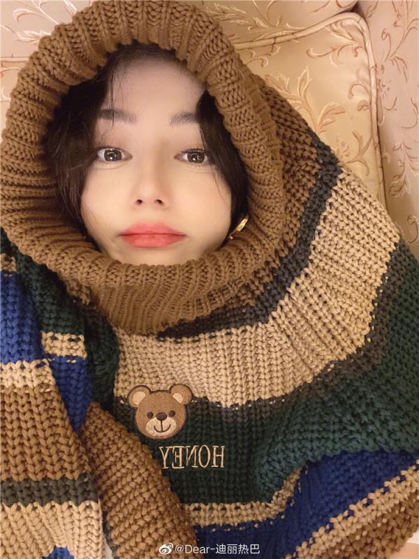 迪麗熱巴曬自拍對鏡嘟嘴賣萌 喊粉絲吃元宵啦