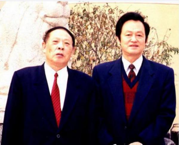 1959年,毛主席參加大女兒李敏婚禮,一向不勝酒力的他連乾數杯 1959年,毛主席參加大女兒李敏婚禮,一向不勝酒力的他連乾數杯