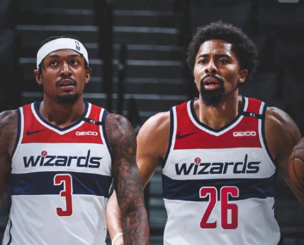 苦戰38分鐘，狂轟25分11板！洛城舊將打瘋了，湖人交易他後悔嗎