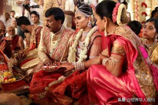 印度大媽創立“粉紅幫”：40萬成員全是女性，個個拿棍棒反抗家暴