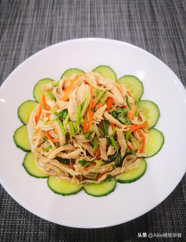 早餐不知道吃什麼？看看我家早餐，白玫瑰主食搭配雞絲蔬菜，完美