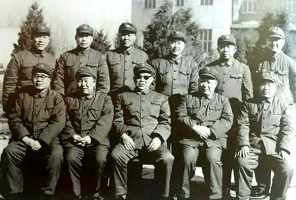 39軍成立時，他是連指導員，後來成為瀋陽軍區政委，60歲升中將