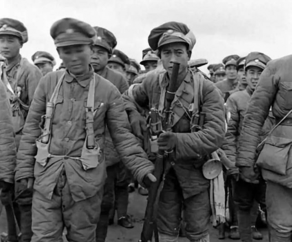 淮海戰役時,俘虜兵太多一時沒我軍軍裝,粟裕心生一計:帽子代替 淮海戰役時,俘虜兵太多一時沒我軍軍裝,粟裕心生一計:帽子代替