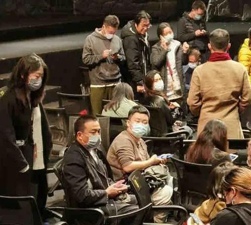 張傑受傷仍參演話劇6小時，妻子謝娜與好友何炅黃磊在臺下觀看