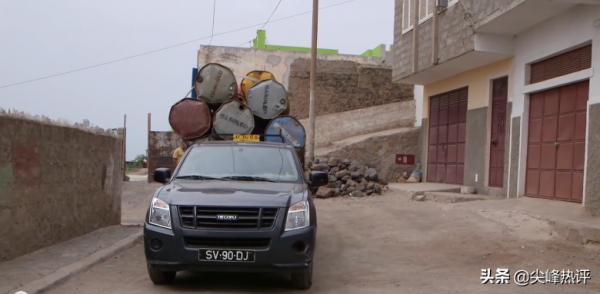 非洲父親花所有積蓄買25個鐵桶,為18歲兒子建了一間新房 非洲父親花所有積蓄買25個鐵桶,為18歲兒子建了一間新房