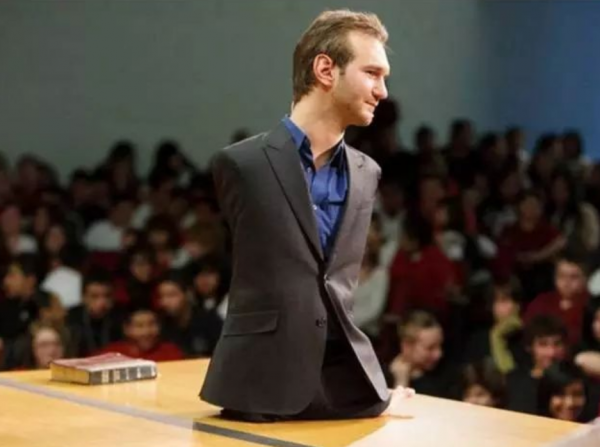 3次自殺，工作被拒52次，天生沒有四肢卻娶嬌妻生4子，尼克憑什麼