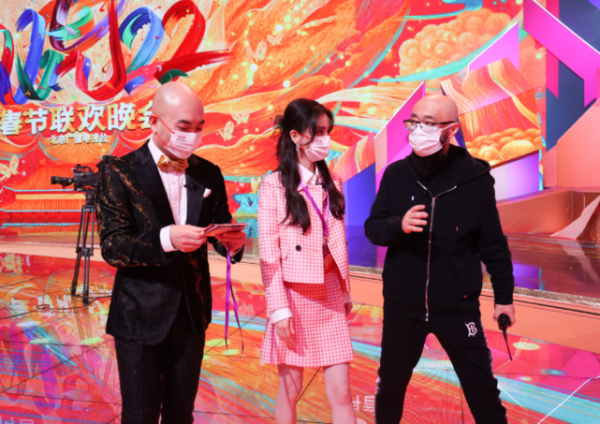 ​baby成北京臺春晚代言人！穿長裙現身後臺，生圖曝光瘦出排骨胸