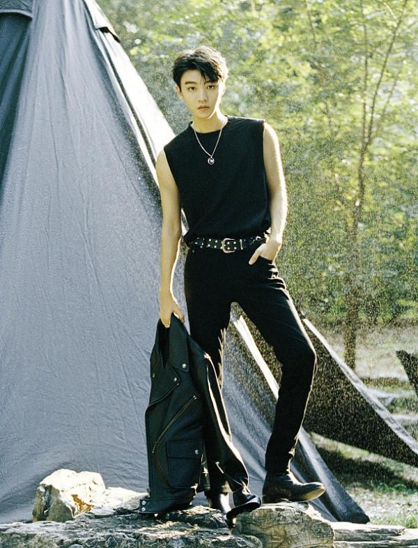 王俊凱氣質真挺好，簡約黑白穿搭難掩帥氣值，好似“小說男主角”