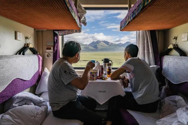 這趟開往拉薩的列車，票價不到300，一站一景美哭了