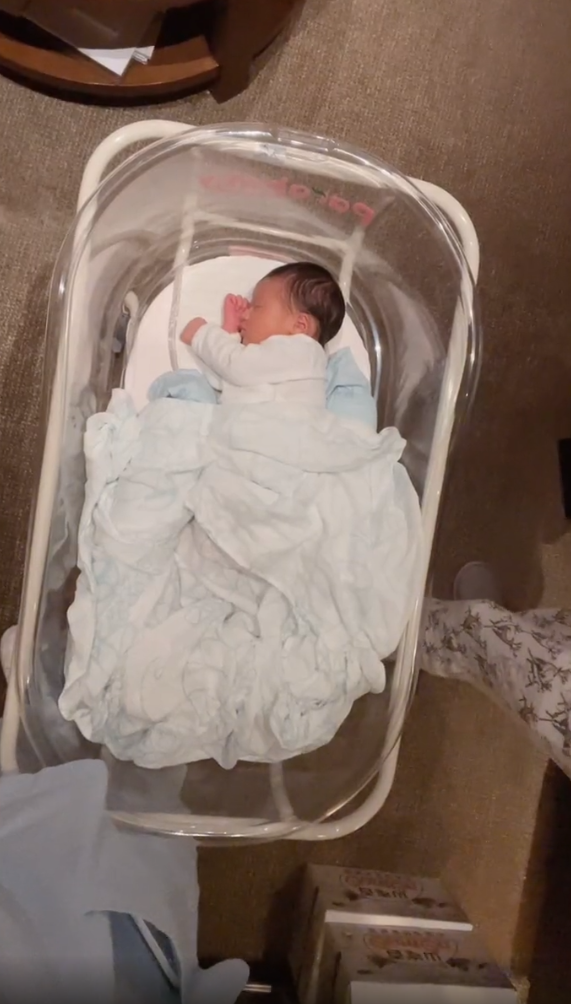 姜潮中秋節曬女兒，脖子拉傷不忘親吻小公主，自曝每天要親一百次