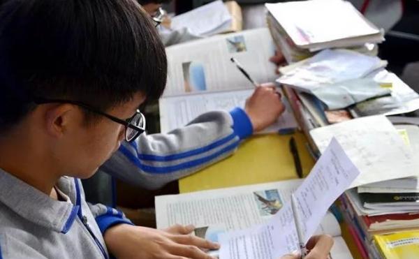 進入高中後,女生成績容易下滑,班主任直言多半是4個原因造成的 進入高中後,女生成績容易下滑,班主任直言多半是4個原因造成的