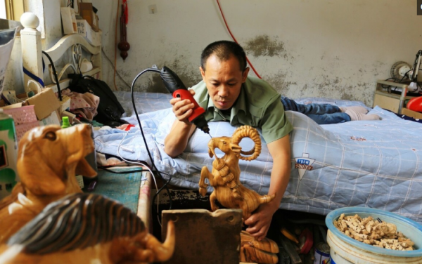 山東漢22歲遇車禍癱瘓，趴床“練功”23年，如今身懷絕技，看是啥