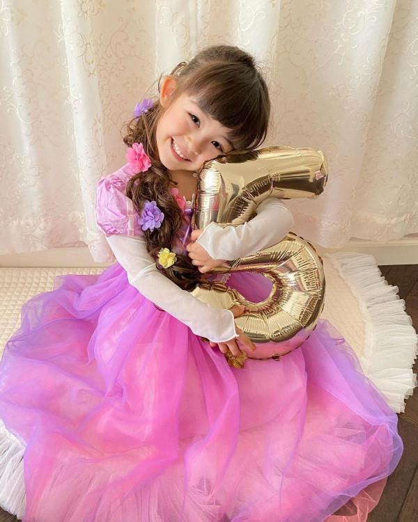 5歲就顏值拔群！小蘿莉神還原《鬼滅》禰豆子，超天然大眼萌翻