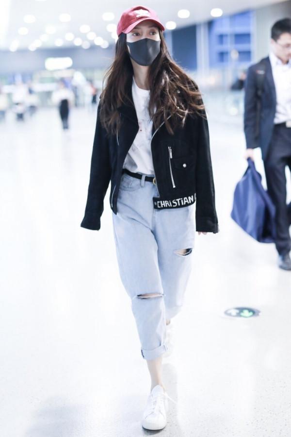 楊穎造型太獨特,不規則短裙配騎士靴很吸睛,一般人還真難駕馭 楊穎造型太獨特,不規則短裙配騎士靴很吸睛,一般人還真難駕馭