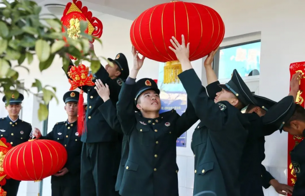 超多笑臉超多圖，快遞軍營年味濃又香！