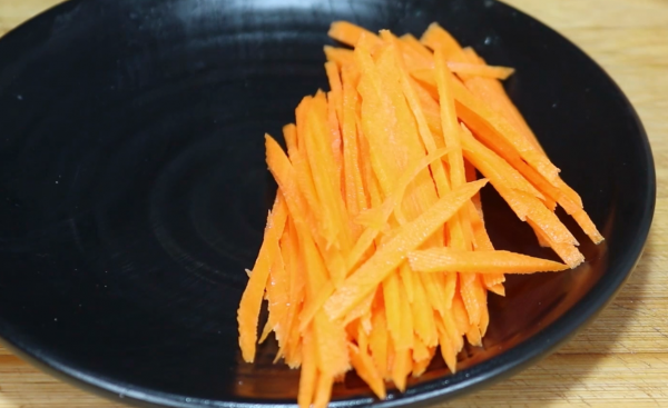 農村80歲奶奶常把洋蔥這樣吃，三高平穩精神好，身體倍棒