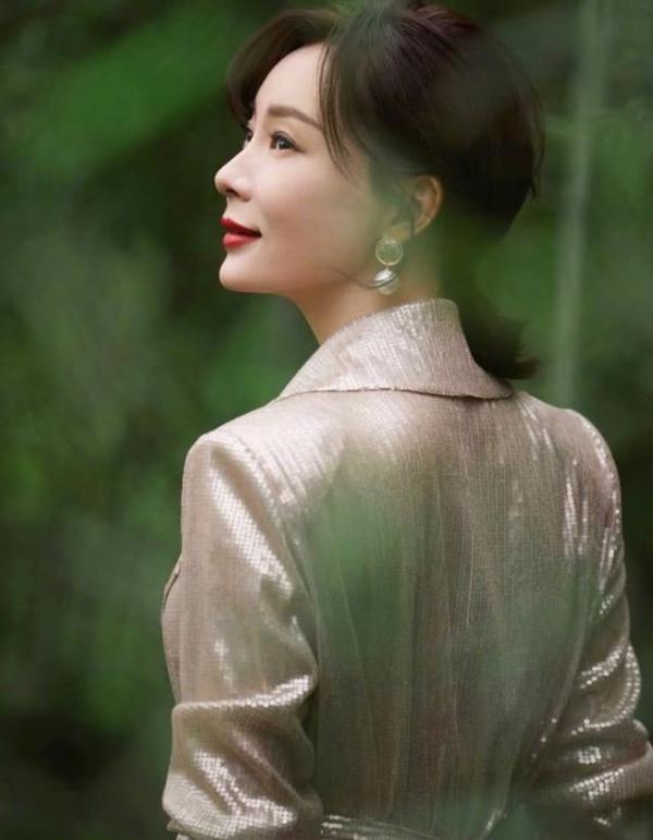 女人過了40歲儘量別留長髮!推薦這3款髮型,減齡又顯氣質 女人過了40歲儘量別留長髮!推薦這3款髮型,減齡又顯氣質