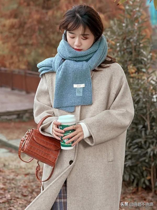 女人秋冬別隻穿黑色！不如試試“霧霾藍”，優雅顯白，黃皮也適合