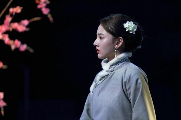 宋祖兒學校期末匯演的現場生圖，即漂亮又會演的妹子 ​​​