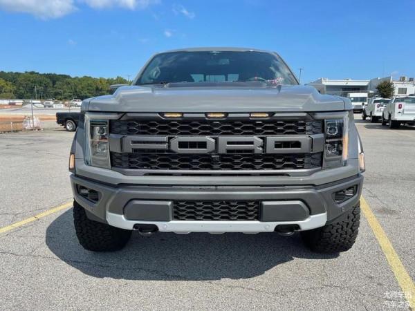 硬派越野皮卡，全新福特F-150猛禽海外街拍，給你兇悍不羈的體驗