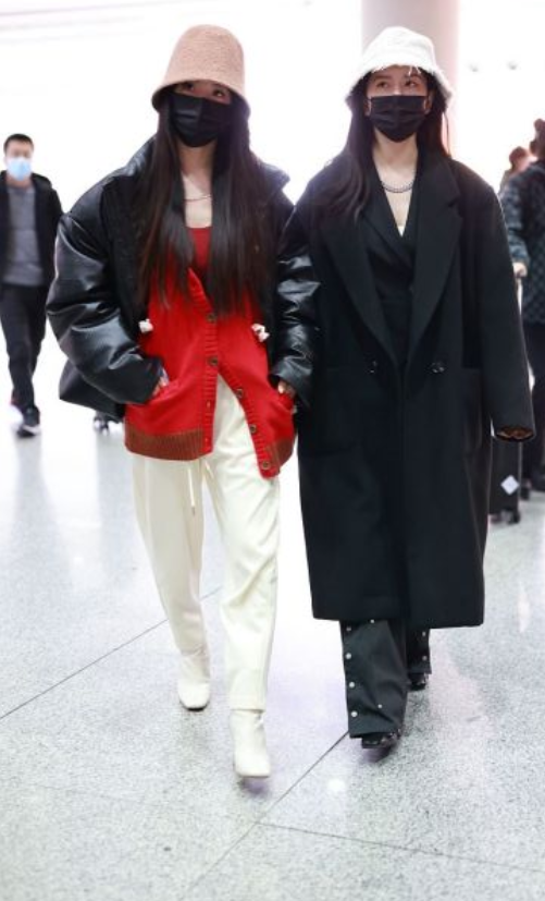By2孫涵孫雨合體走機場，雙胞胎姐妹長相一樣，但穿搭風格大不同