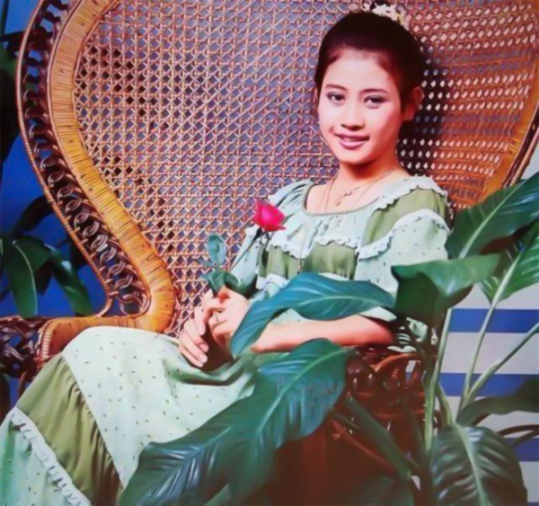 泰國二王妃成宮鬥贏家:4個兒子都比提幫功成才,穿紅裙戴大金錶 泰國二王妃成宮鬥贏家:4個兒子都比提幫功成才,穿紅裙戴大金錶