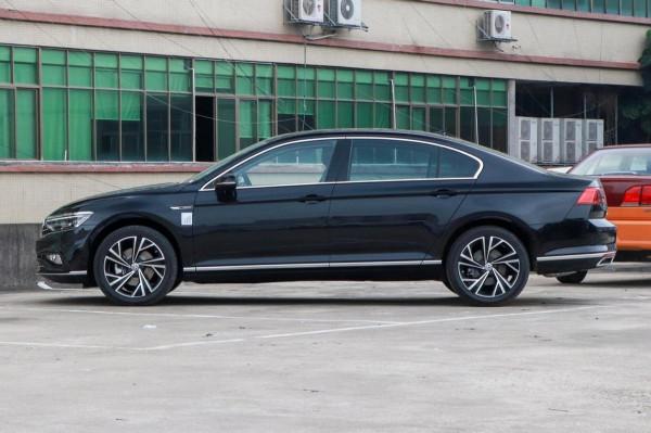 20萬預算買合資B級車，2&period;0T動力省油好開，大眾邁騰是你的菜嗎？