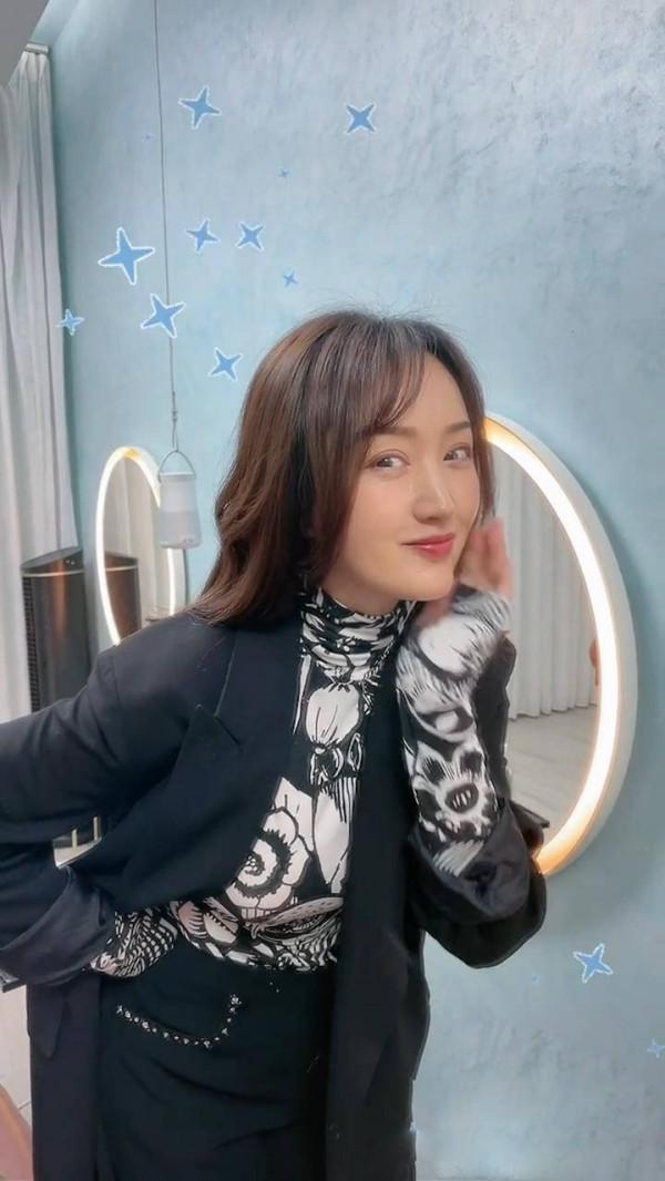 楊鈺瑩美歌甜，50歲了頭髮濃密，少女感爆棚