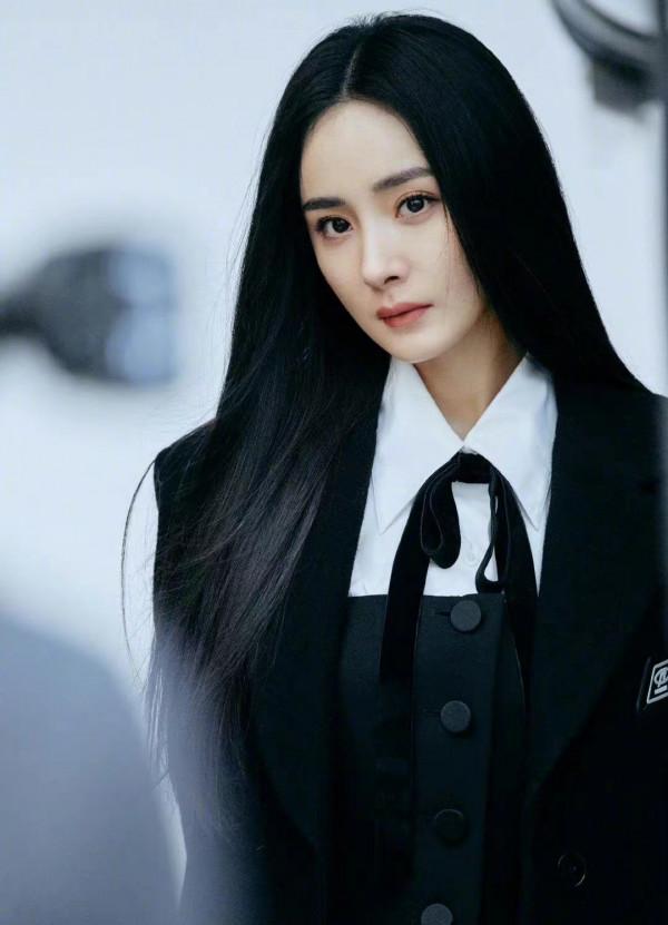 楊冪最新代言變爆款徹底火！接地氣大片拍出時髦感，造型太百搭