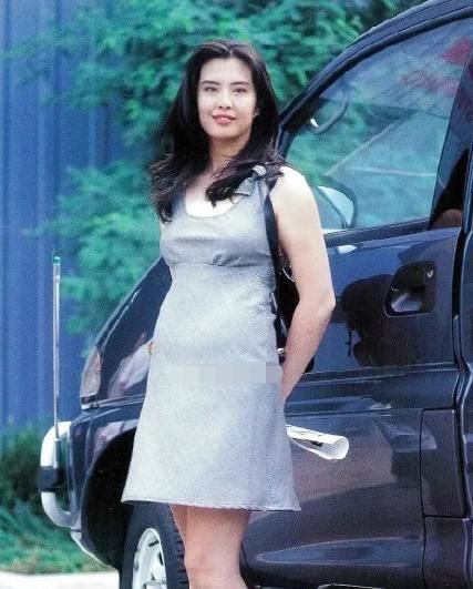 別再為容貌焦慮了,看看趙麗穎的塌屁股,劉亦菲的發腮和雙下巴吧 別再為容貌焦慮了,看看趙麗穎的塌屁股,劉亦菲的發腮和雙下巴吧