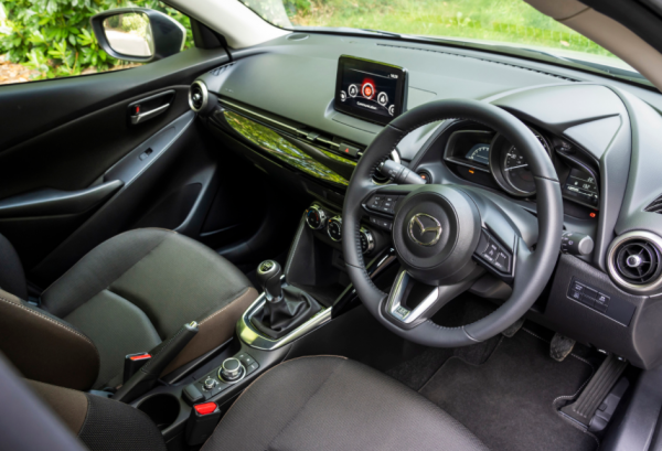 比高爾夫漂亮，豐田YARiS“換標”，全新馬自達2混動版官圖釋出