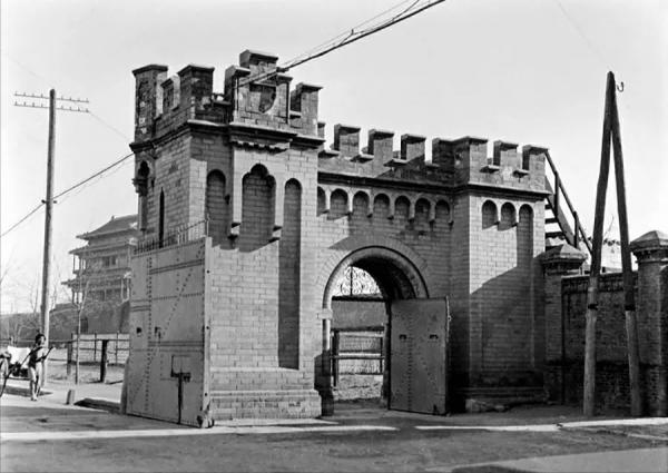 解放軍進入北平那一天,紅旗插遍了“華人禁止入內”的東交民巷 解放軍進入北平那一天,紅旗插遍了“華人禁止入內”的東交民巷