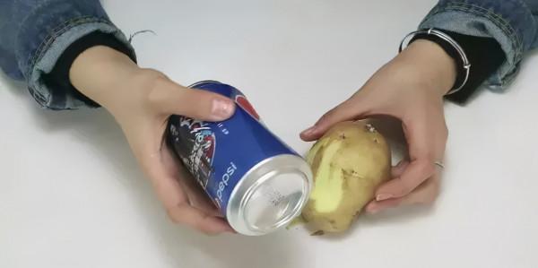 易拉罐割一刀還可以削皮，不用買削皮器了，很實用