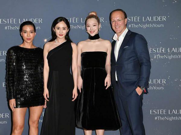 楊冪雪莉同框,同穿黑色長裙,氣場卻差這麼多? 楊冪雪莉同框,同穿黑色長裙,氣場卻差這麼多?