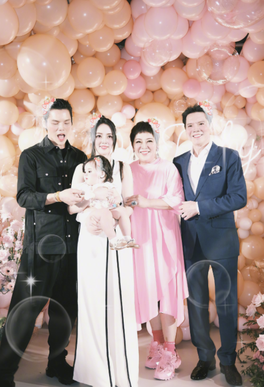 向佐陪妻女逛商場被拍,郭碧婷全程緊挨著老公,橫掃奢侈品心情好 向佐陪妻女逛商場被拍,郭碧婷全程緊挨著老公,橫掃奢侈品心情好