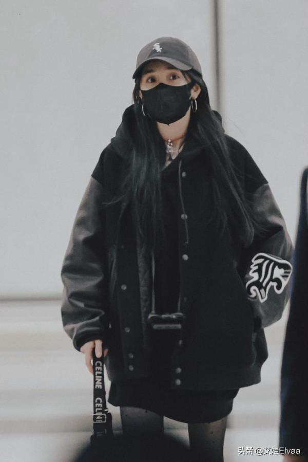 楊冪也太愛美了！大冷天穿黑絲襪配棒球服，要風度不要溫度真窈窕