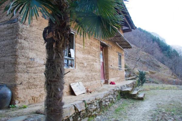 這棟秦嶺老房子牆體顏色很少見，原以為是光線原因，後來發現錯了