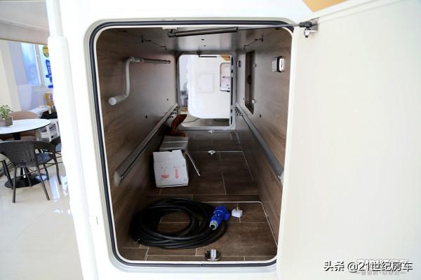 滿足6乘6臥,體現自家產品特色!實拍賓歌CD520雙拓版房車 滿足6乘6臥,體現自家產品特色!實拍賓歌CD520雙拓版房車